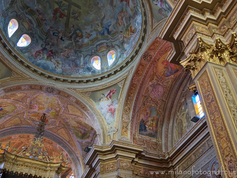 Carpignano Sesia (Novara) - Dettaglio degli interni variopinti della Chiesa di Santa Maria Assunta